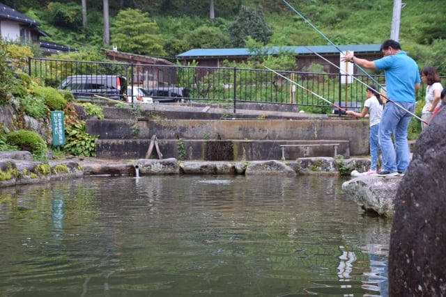 管理釣り場で渓流釣り